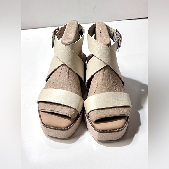 JOURNEE COLLECTION Cream‎ ankle strap platform sandals size 7. - Picture 1 of 10